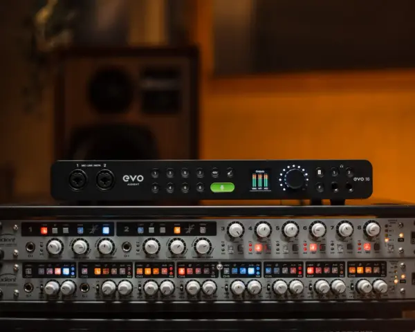 Profesjonalne studio nagraniowe z urządzeniem Audient evo 16 na górze, pod nim rack z przedwzmacniaczami.