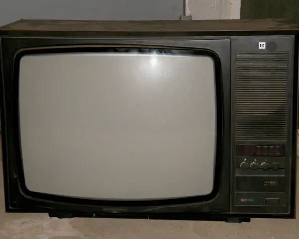 Stary polski telewizor z lat 60. z charakterystycznym logo R. Pamiętasz te polskie telewizory z lat 60.?