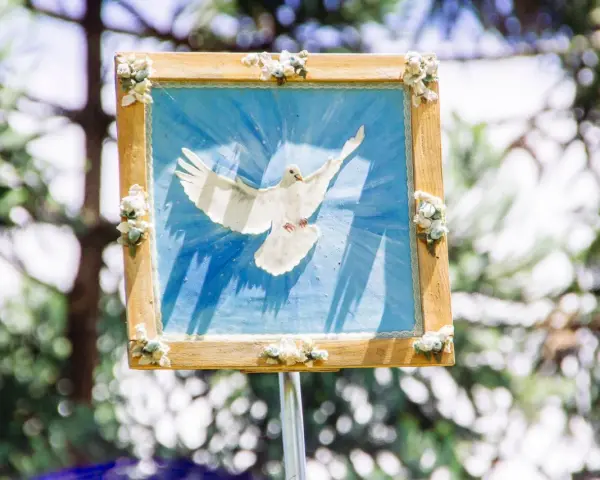 Ein Bild einer weißen Taube vor blauem Hintergrund, das den Heiligen Geist symbolisiert. Perfekt für einen Gottesdienst zu Pfingsten.