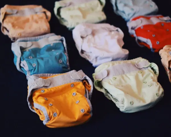 Kolorowe pieluchy wielorazowe, idealne dla noworodka. Różne wzory i kolory, które sprawią, że przewijanie będzie przyjemnością.