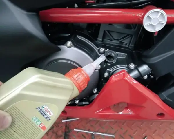 Jak często wymieniać olej w Honda PCX? Kluczowe informacje i porady