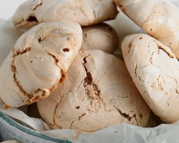 Chrupiące bezy, idealne na zdrową przekąskę. Ten prosty ciastka proteinowe przepis pozwoli Ci przygotować je w domu.