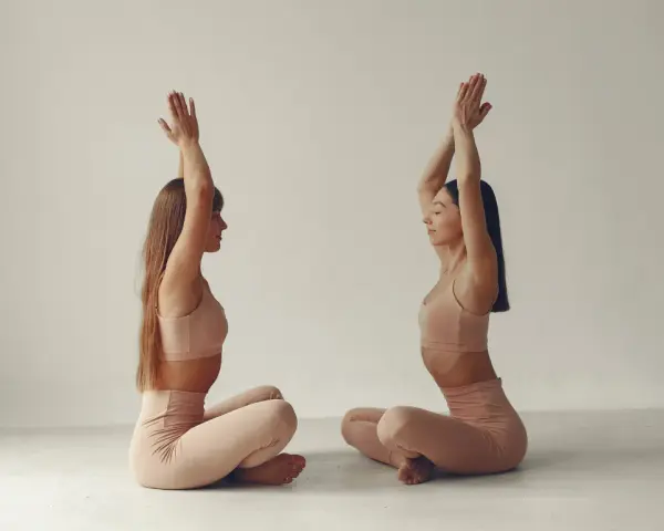 Joga czy pilates na kręgosłup? Wybierz idealną metodę dla siebie!