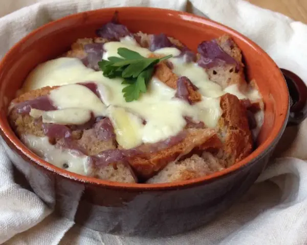 Zuppa di cipolle toscana fumante, con crostini dorati e formaggio filante, guarnita con prezzemolo fresco.