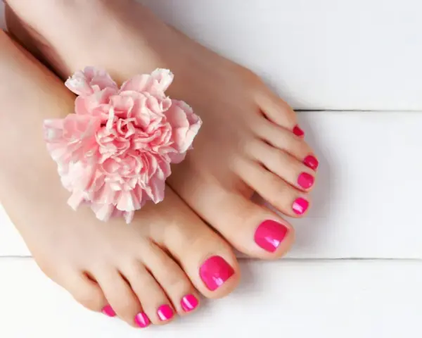 Unghie piedi gel estate, rosa acceso, con un fiore delicato. Perfette per la bella stagione.