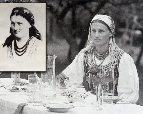 Lucjan Rydel i Jadwiga Mikołajczykówna w strojach ludowych. Jadwiga siedzi przy stole, obok wstawka z jej portretem.