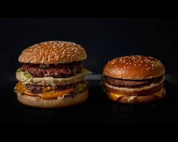 Ile waży burger? Od Big Maca po domowy poznaj prawdziwą wagę