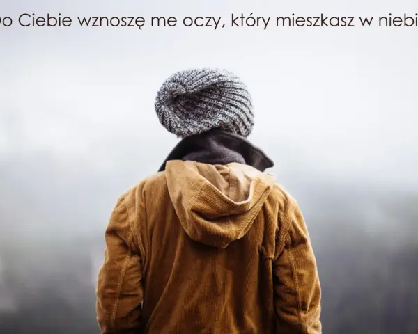 Osoba w brązowej sztruksowej kurtce i czapce patrzy w niebo, jakby szukała odpowiedzi, niczym w psalm 135.