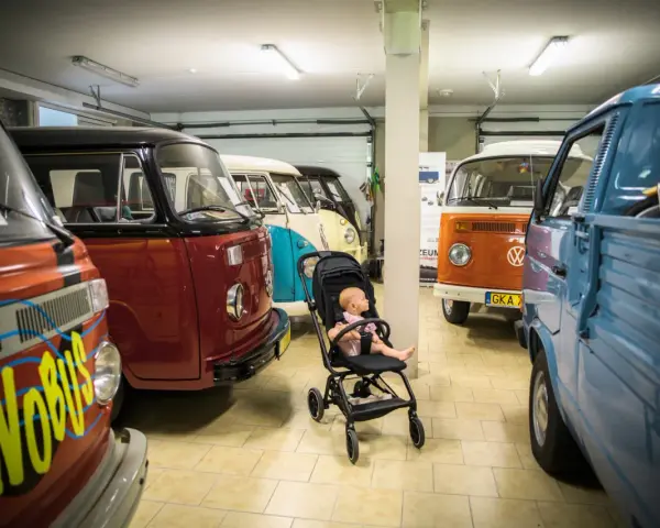 Maluch w wózku wśród klasyków w Muzeum Volkswagena w Pępowie.