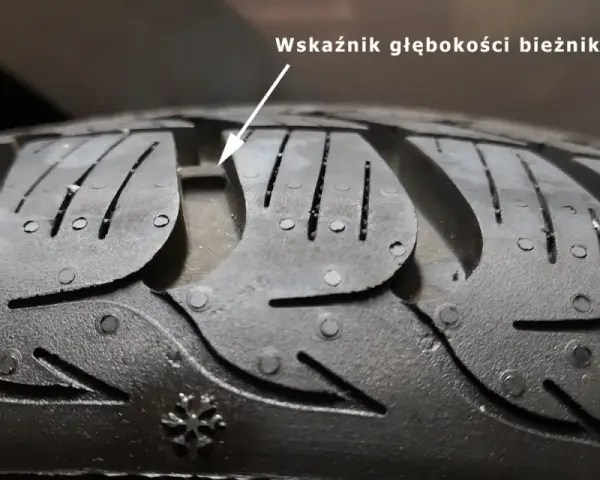 Wskaźnik TWI pokazuje minimalny bieżnik opony letniej. Czas na wymianę!