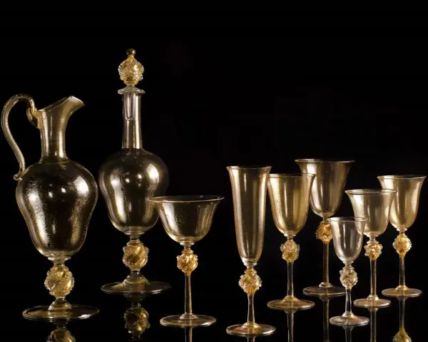 Servizio in vetro di Murano dorato, con decorazioni a foglia d'oro. La maestria nella lavorazione del vetro, che richiede un'accurata gestione della temperatura fusione vetro Murano, crea questi capolavori.