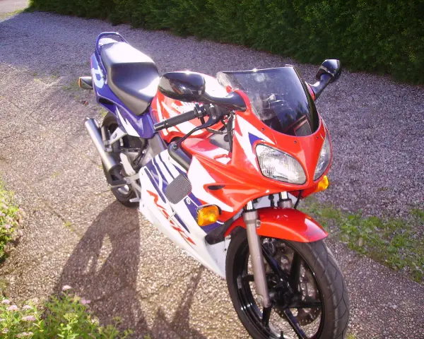 Czerwono-biało-niebieski motocykl Honda NSR 125. Poznaj jego dane techniczne i możliwości.