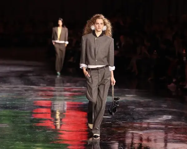 Modelka prezentuje stylizację inspirowaną latami 80. w nowoczesnym wydaniu. To zapowiedź, jak będzie wyglądać moda 2026.
