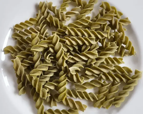 Zielony makaron fusilli, idealny jako zdrowsza alternatywa dla tradycyjnego. Czy to makaron z groszku czy fasoli mung?