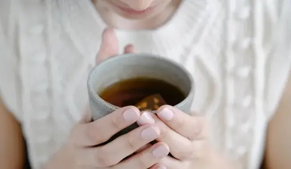 Najlepsza herbata na ból brzucha - naturalne sposoby na ulgę