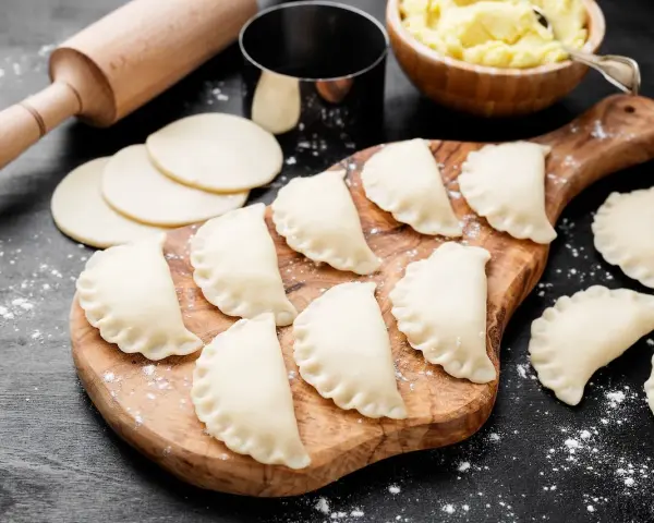 Jak sklejać pierogi, by się nie rozpadały? Skuteczne metody
