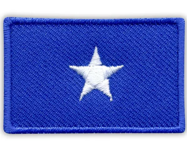 Naszywka z niebieskim tłem i białym, pięcioramiennym gwiazdorem. Symbolizuje flagę Somalii.