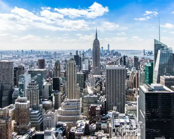 Widok na Manhattan z Empire State Building. Zastanawiasz się, ile się leci do Nowego Jorku?