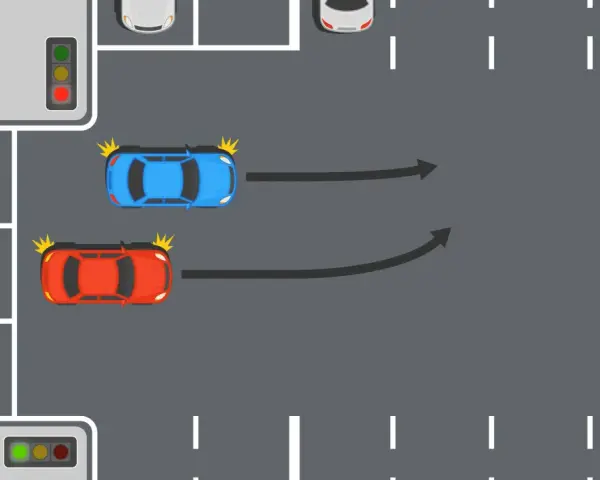 Zwei Autos, rot und blau, bereiten sich auf das mehrspurige Abbiegen vor. Pfeile zeigen die Fahrtrichtung an.