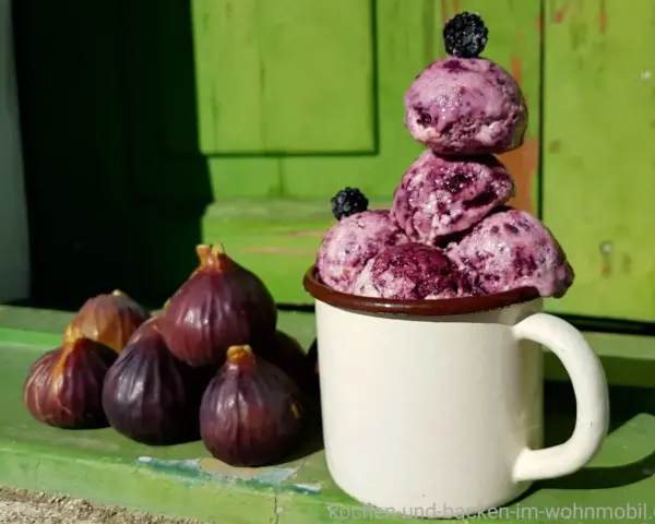 Eis aus gefrorenen Feigen, garniert mit Brombeeren, neben frischen Feigen. Ein leckeres Rezept für heiße Tage.