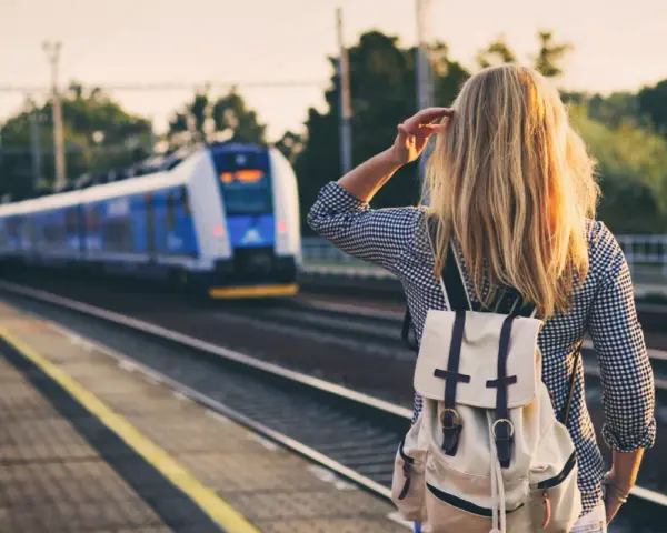 Pociągiem z Warszawy nad morze: Które połączenie wybrać?