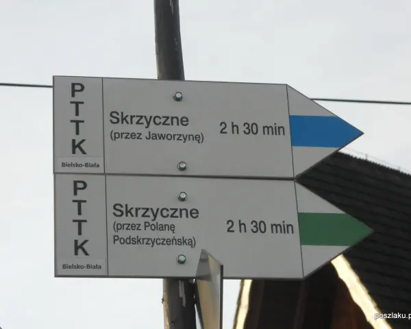 Rozdroże szlaków PTTK. Dwa drogowskazy na Skrzyczne: przez Jaworzynę (niebieski szlak) i przez Polanę Podskrzyczeńską (zielony szlak).