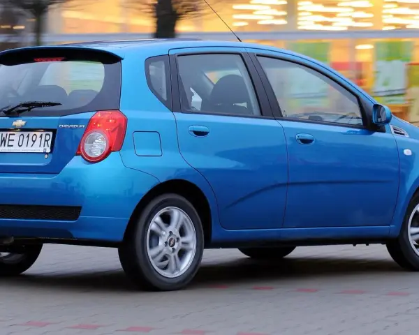 Niebieski Chevrolet Aveo w ruchu. Wiele osób szuka chevrolet aveo opinie przed zakupem.