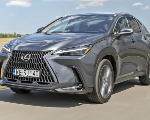Szary Lexus NX 300h w ruchu, widok z przodu.