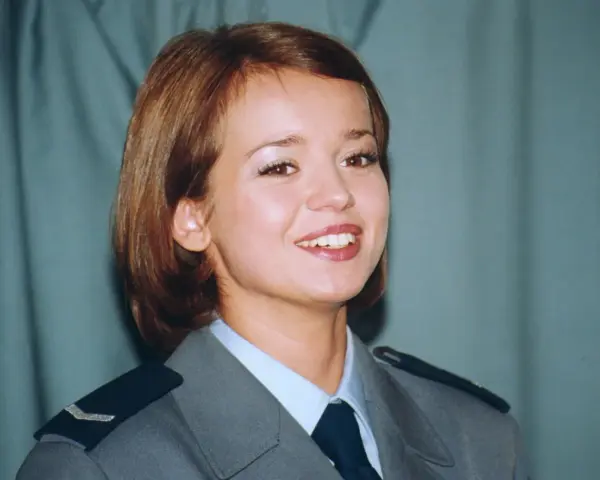 Uśmiechnięta Anna Przybylska w mundurze, przypominająca o jej aktorskim wykształceniu i roli w serialu "Złotopolscy".