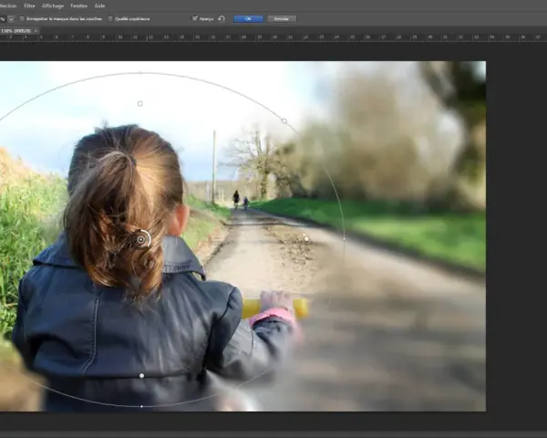 Une photo pas nette, où l'on voit une enfant de dos sur un chemin, avec un flou artistique appliqué.