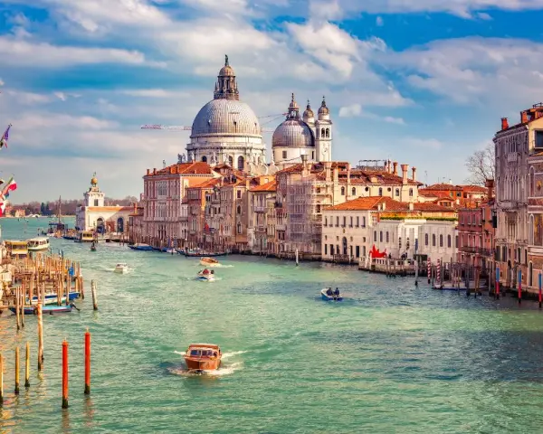Canale di Venezia, con gondole e vaporetti, sotto il cielo azzurro. Un ricordo della gloriosa repubblica marinara Venezia.