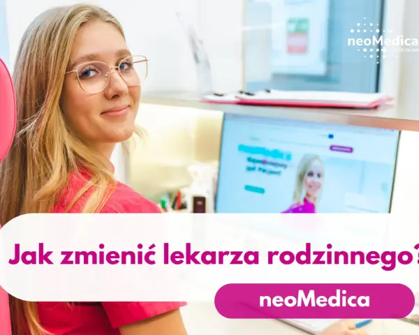 Młoda kobieta w okularach uśmiecha się, siedząc przy komputerze. Na ekranie widnieje pytanie: "Jak zmienić lekarza rodzinnego?".