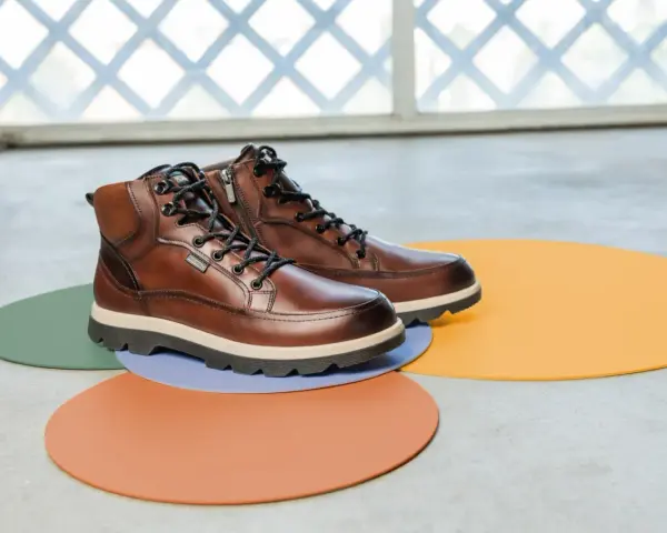 Botas de cuero marrón con cordones y cremallera lateral, un ejemplo de los diversos tipos de botas para cualquier ocasión.