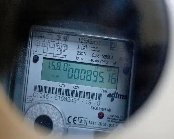 Licznik energii elektrycznej pokazuje 15.8 amperów prądu. Obok widnieje zużycie 895.16 kWh.