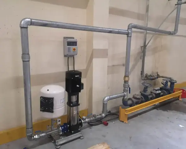 System do podłączenia wody do domu: pompa, zbiornik hydroforowy i zawory.