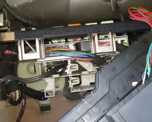 BMW E39: Lokalizacja i naprawa modułu komfortu GM5