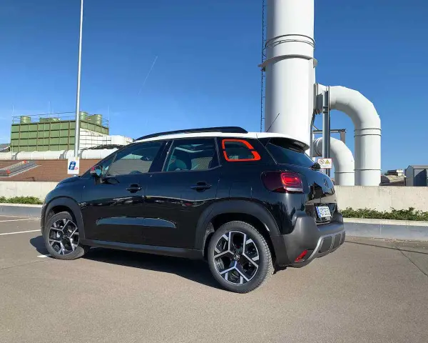 Svart Citroën C3, parkerad vid industribyggnad. Kanske ett problem med bilen?