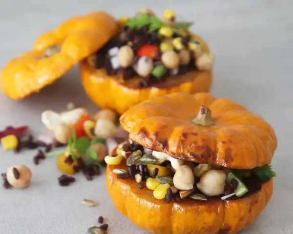 Mini calabazas rellenas de arroz negro, garbanzos, maíz y semillas. Unas deliciosas recetas con calabaza para disfrutar.