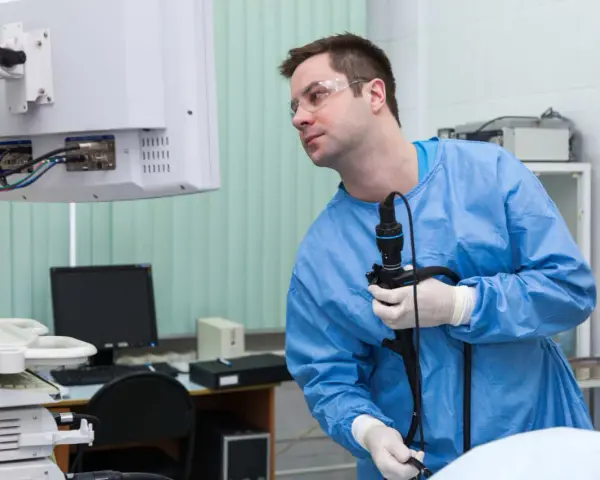 Kolonoskopia w narkozie: Kiedy jest niewskazana? Sprawdź ryzyko