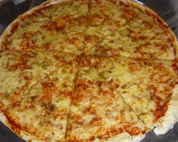 Pyszna Pizza Margherita przepis na klasyk z ciągnącym serem i aromatycznymi ziołami. Idealna na szybki obiad.