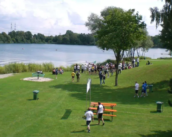 Menschen genießen einen sonnigen Tag am See in Deutschland.