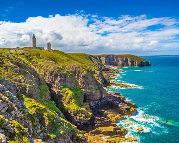 Vue spectaculaire des falaises et phares du Cap Fréhel. Idéal pour savoir que faire au Cap Fréhel : randonnée, photos, contemplation.