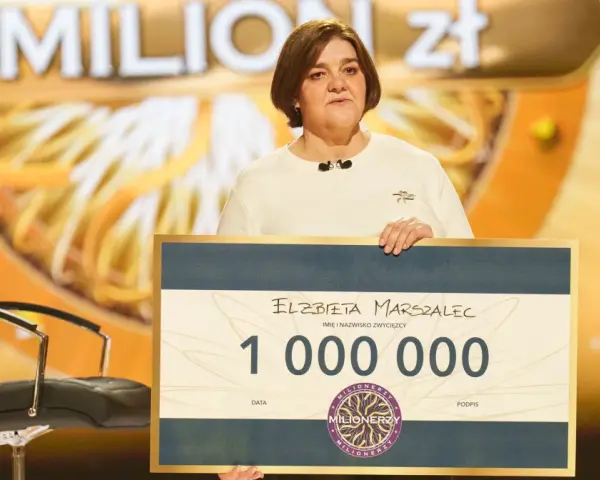 Elżbieta Marszalec z Milionerów, która wygrała milion złotych. Trzyma czek na kwotę 1 000 000.