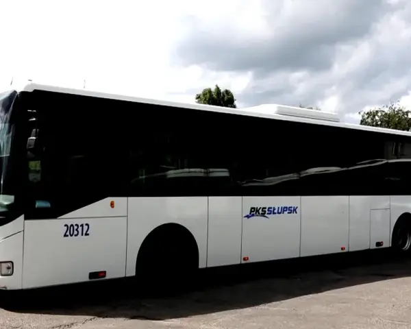 Biały autokar PKS Słupsk z numerem 20312 gotowy do podróży z Ustki do Jarosławca.