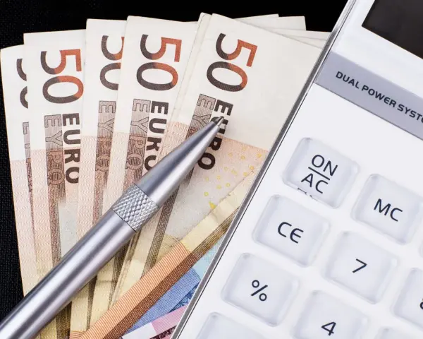 Fünfzig-Euro-Scheine, ein Stift und ein Taschenrechner. Die Frage: wieviel darf ich nebenbei verdienen ohne anmeldung?