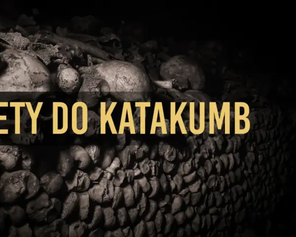 Paryskie katakumby: ściany z ludzkich kości i czaszek, z napisem "BILETY DO KATAKUMB". Mroczna atmosfera podziemi.