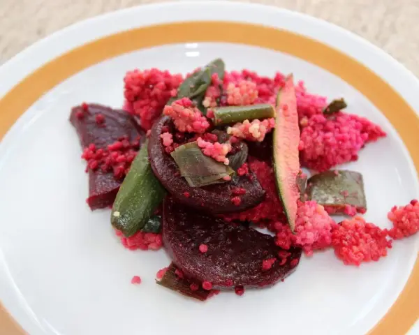 Rote Bete mit pinkem Couscous und grünen Bohnen, ein farbenfrohes Gericht, das auch einem Kleinkind schmecken würde.