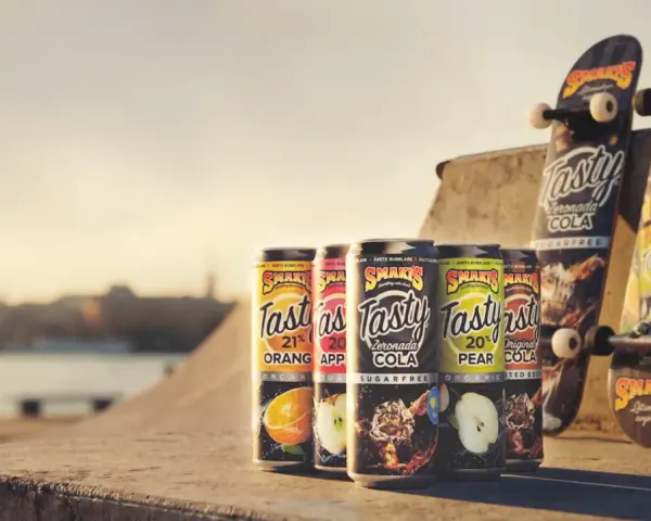 Smakis iste recept med smak av apelsin, äpple och päron. Två skateboards står lutade mot en betongkant i solnedgången.
