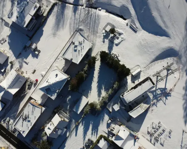Śnieg pokrywa dachy domów i stoki. Idealne miejsce na ferie zimowe 2026 w województwie śląskim.