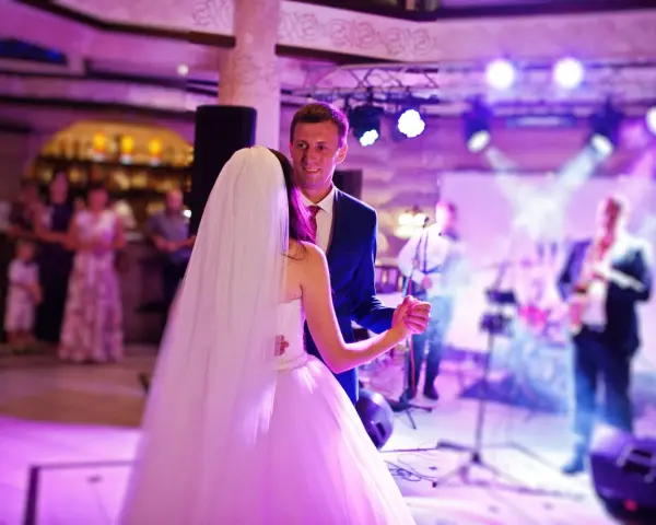 Para młoda tańczy przy dźwiękach muzyki, jakby słuchali piosenek o tęsknocie za ukochanym.